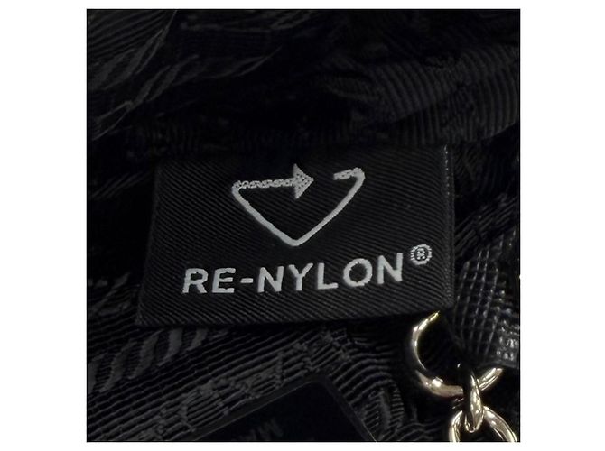 Portachiavi pochette Prada in Re-Nylon con logo triangolare Nero - vista 13