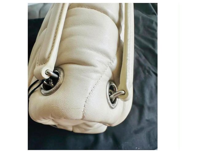 Saint Laurent Bolsa Puffer em couro acolchoado Bege - vista 3