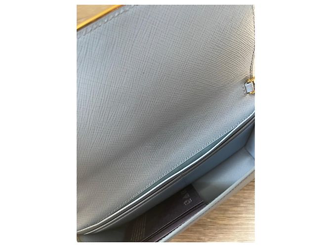 Cartera Prada de piel Saffiano azul con cadena dorada - vista 16