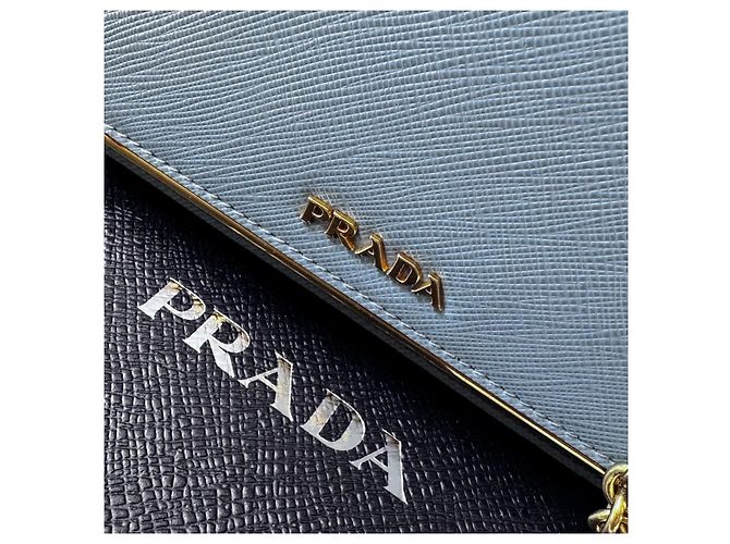 Cartera Prada de piel Saffiano azul con cadena dorada - vista 9