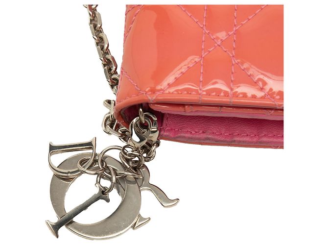 Cartera con cadena Lady Dior de piel charol rosa Cannage de Dior - vista 6