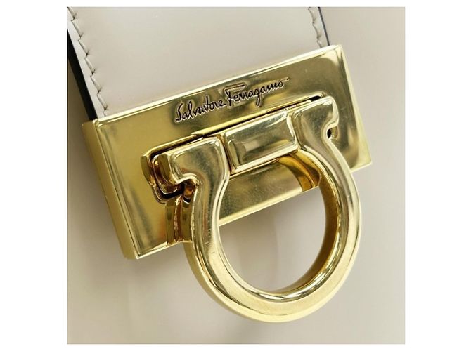Borsa a secchiello a tracolla Salvatore Ferragamo Gancini Trifoglio Beige - vista 6
