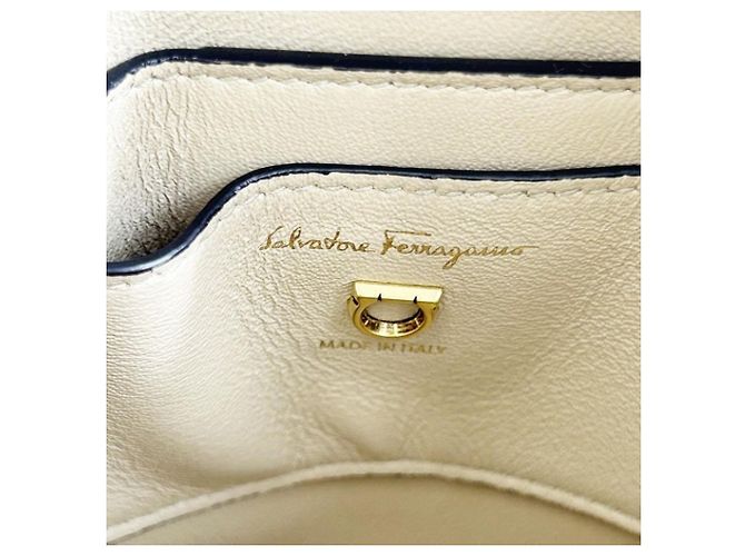Borsa a secchiello a tracolla Salvatore Ferragamo Gancini Trifoglio Beige - vista 8