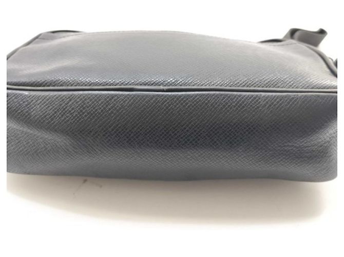 Borsa a mano da uomo Louis Vuitton Taiga Nero Grigio - vista 3