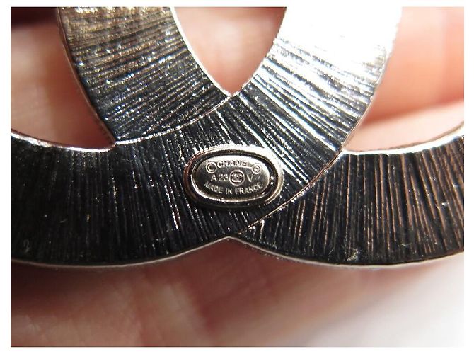 NUOVA SPILLA CHANEL LOGO CC STRASS 2023 IN METALLO ARGENTO SILVER - vista 12