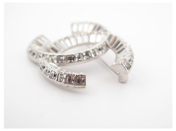 NUOVA SPILLA CHANEL LOGO CC STRASS 2023 IN METALLO ARGENTO SILVER - vista 4