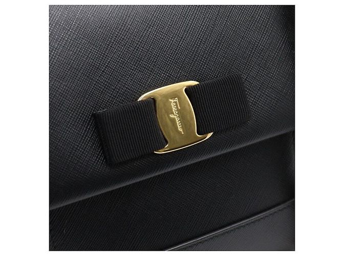 Salvatore Ferragamo Borsa a mano Kerry Small in pelle Saffiano nera con manico superiore e tracolla a catena Nero - vista 4