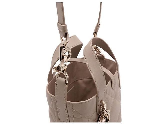 Dior Nano Tote Bag e Borsa a Tracolla in Macro Cannage Powder Beige Marrone - vista 11