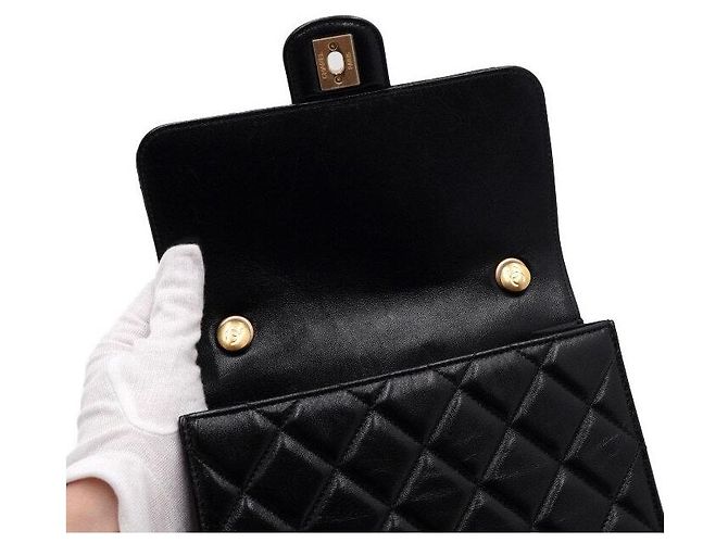 Chanel Borsa a patta matelassé in pelle d'agnello nera con logo CC e catena dorata Nero - vista 6