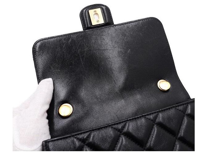 Chanel Borsa a patta matelassé in pelle d'agnello nera con logo CC e catena dorata Nero - vista 7