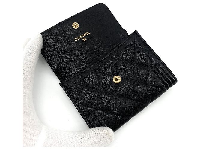 Chanel Tarjetero Classic Caviar Gold Boy Negro - vista 5
