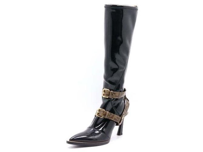 Fendi Botas largas para mujer en cuero charol negro con correa FF Logo - vista 2