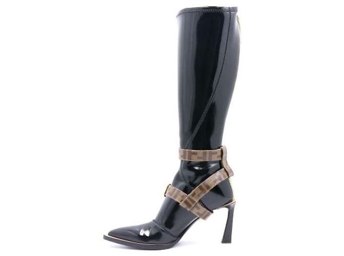 Fendi Botas largas para mujer en cuero charol negro con correa FF Logo - vista 4