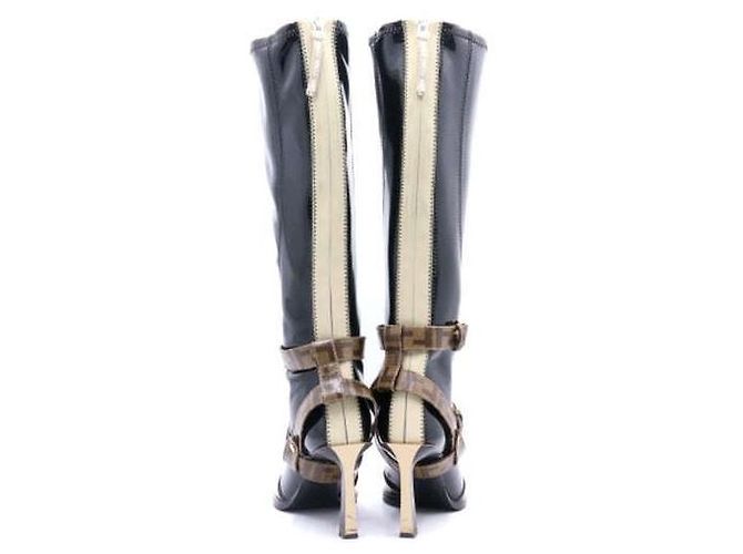 Fendi Botas largas para mujer en cuero charol negro con correa FF Logo - vista 5
