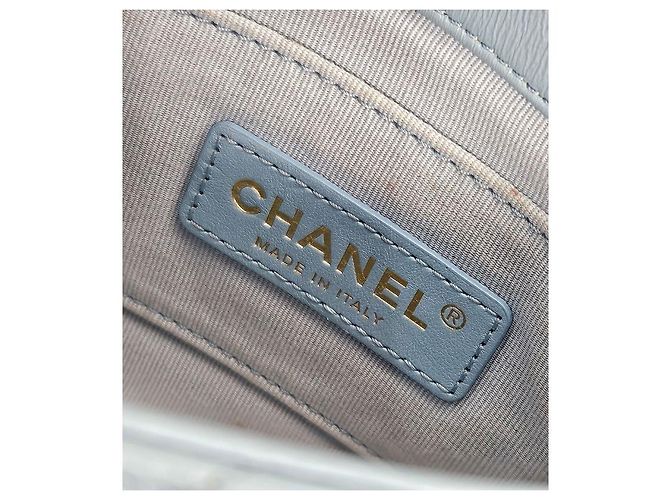 Chanel Bolsa de ombro em pele de cordeiro acolchoada azul celeste com corrente - vista 11