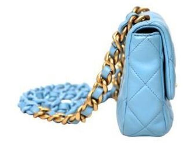 Chanel Bolsa de ombro em pele de cordeiro acolchoada azul celeste com corrente - vista 2