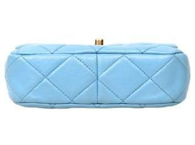 Chanel Bolsa de ombro em pele de cordeiro acolchoada azul celeste com corrente - vista 4