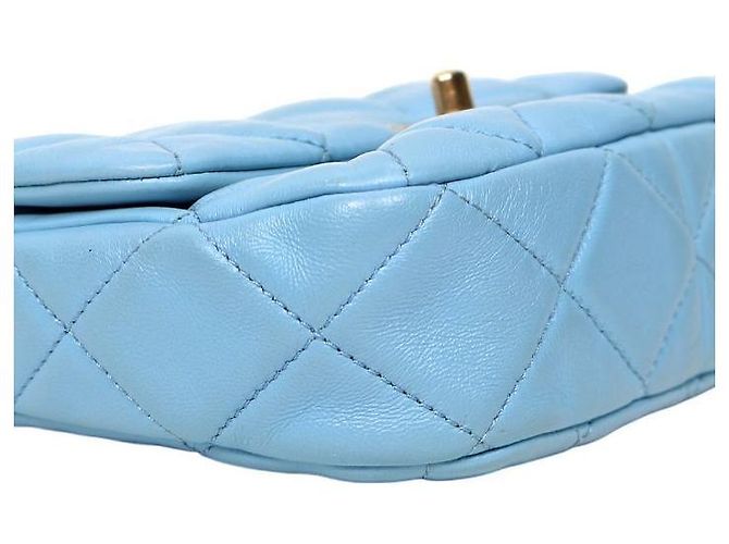 Chanel Bolsa de ombro em pele de cordeiro acolchoada azul celeste com corrente - vista 5
