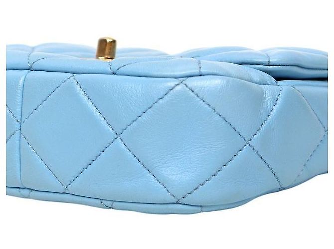Chanel Bolsa de ombro em pele de cordeiro acolchoada azul celeste com corrente - vista 6