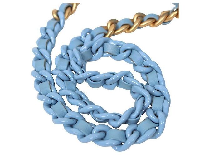 Chanel Bolsa de ombro em pele de cordeiro acolchoada azul celeste com corrente - vista 7