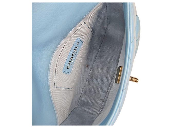 Chanel Bolsa de ombro em pele de cordeiro acolchoada azul celeste com corrente - vista 8