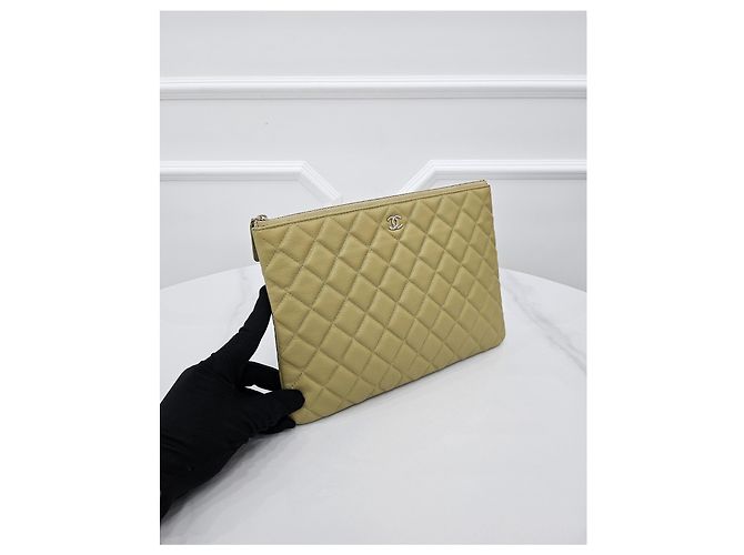 Chanel Clutch Medium Classic Caviar Olive Verde - vista 2