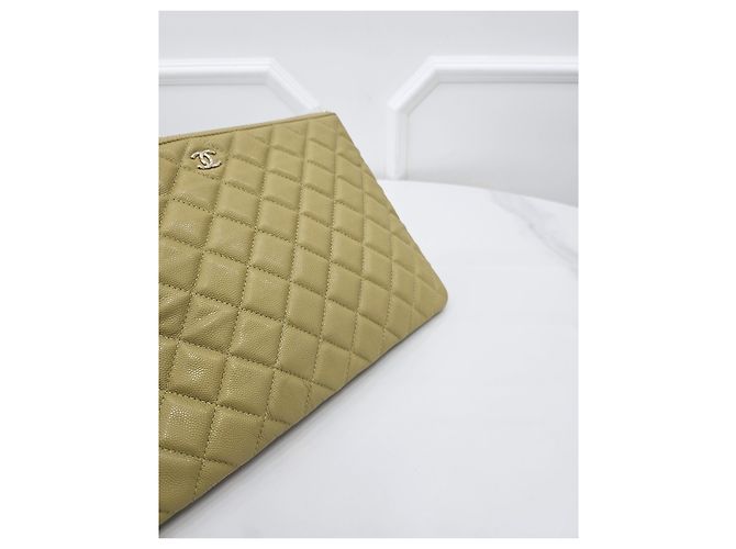 Chanel Clutch Medium Classic Caviar Olive Verde - vista 4