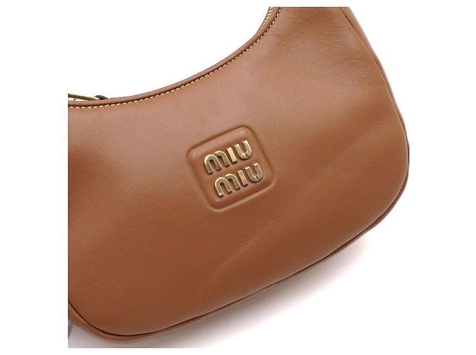 Miu Miu Bolso Hobo y Bolso Bandolera de Cuero Caramelo con Logotipo Dorado Castaño - vista 9