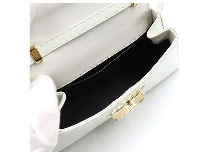 Prada Bolsa de ombro média em couro escovado com fivela dourada Branco - vista 5
