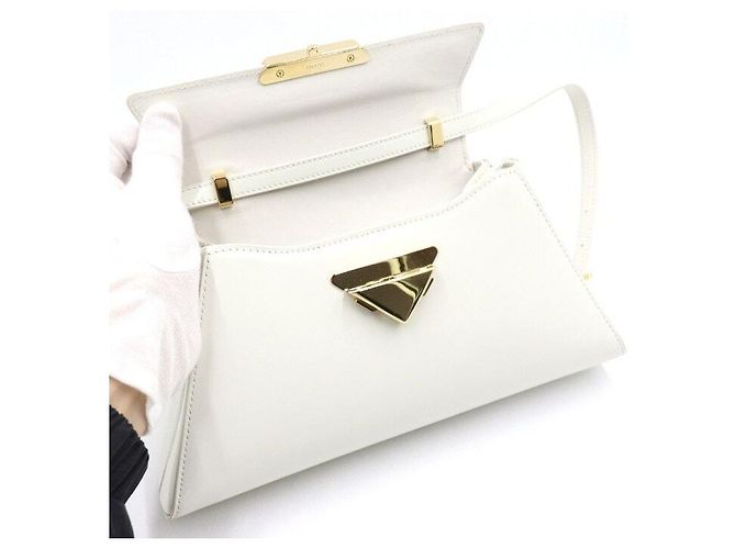 Prada Bolsa de ombro média em couro escovado com fivela dourada Branco - vista 6