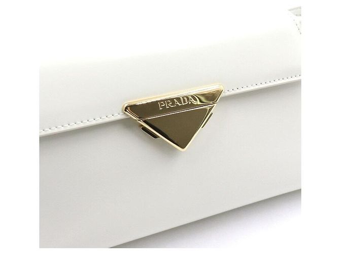Prada Bolsa de ombro média em couro escovado com fivela dourada Branco - vista 8