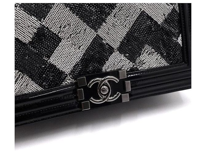 Chanel Borsa a tracolla e crossbody Boy Medium in pelle verniciata nera con paillettes e catena argentata Nero - vista 10