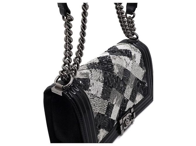 Chanel Borsa a tracolla e crossbody Boy Medium in pelle verniciata nera con paillettes e catena argentata Nero - vista 11