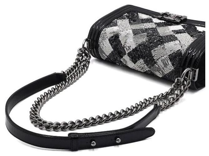Chanel Borsa a tracolla e crossbody Boy Medium in pelle verniciata nera con paillettes e catena argentata Nero - vista 12