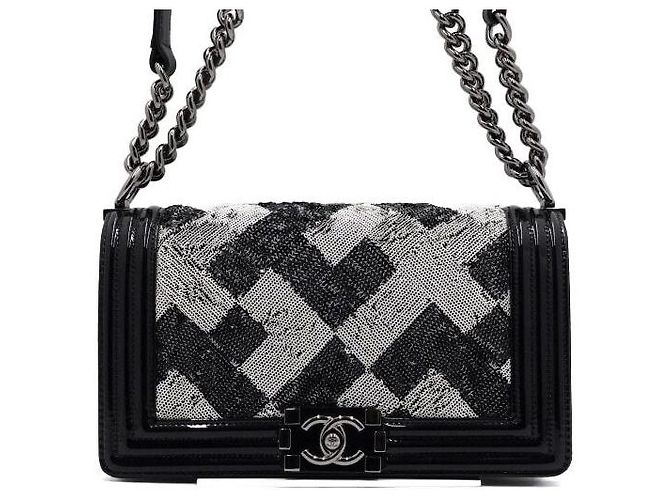 Chanel Borsa a tracolla e crossbody Boy Medium in pelle verniciata nera con paillettes e catena argentata Nero - vista 2