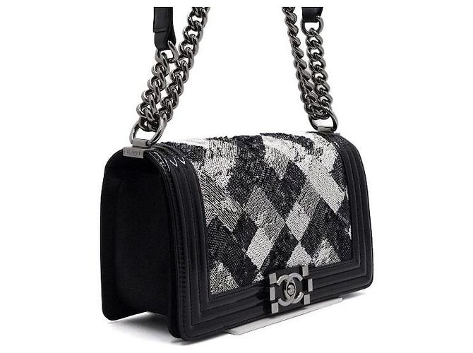 Chanel Borsa a tracolla e crossbody Boy Medium in pelle verniciata nera con paillettes e catena argentata Nero - vista 4