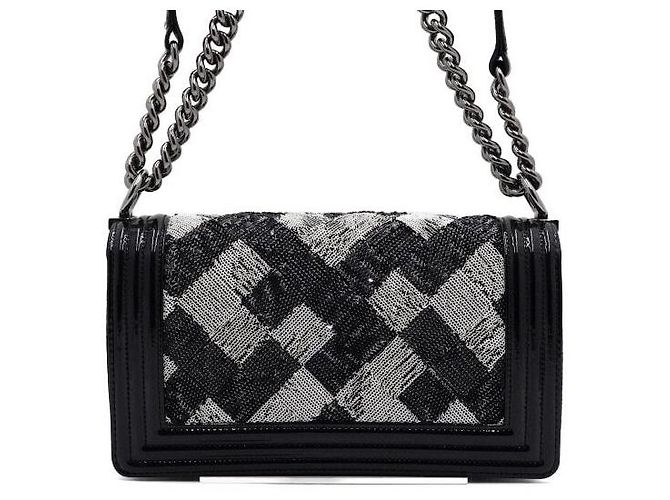 Chanel Borsa a tracolla e crossbody Boy Medium in pelle verniciata nera con paillettes e catena argentata Nero - vista 5