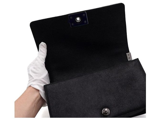 Chanel Borsa a tracolla e crossbody Boy Medium in pelle verniciata nera con paillettes e catena argentata Nero - vista 6