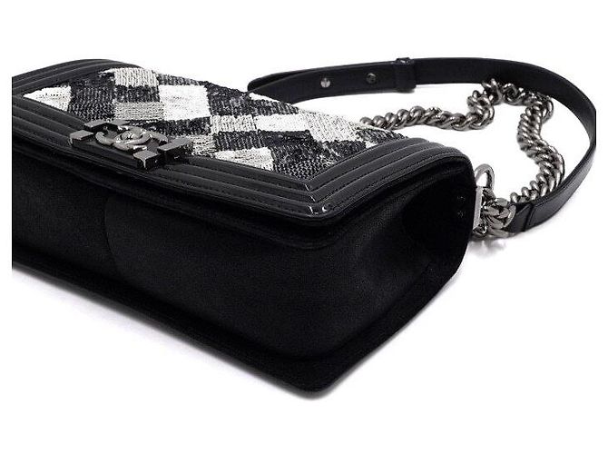 Chanel Borsa a tracolla e crossbody Boy Medium in pelle verniciata nera con paillettes e catena argentata Nero - vista 9