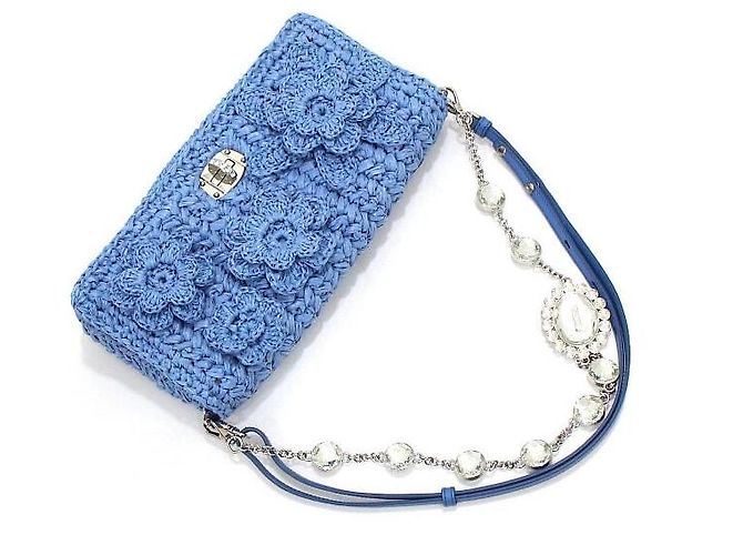 Miu Miu Borsa a tracolla in rafia blu con fiore di cristallo e catena argentata - vista 11