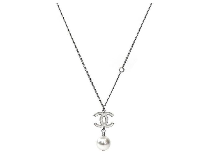 Chanel CC Silberkette mit Perlenanhänger - Ansicht 2