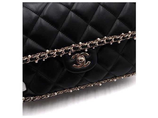 Chanel Borsa a tracolla in pelle d'agnello nera con logo CC dorato, patta, perle e catena dorata Nero - vista 10