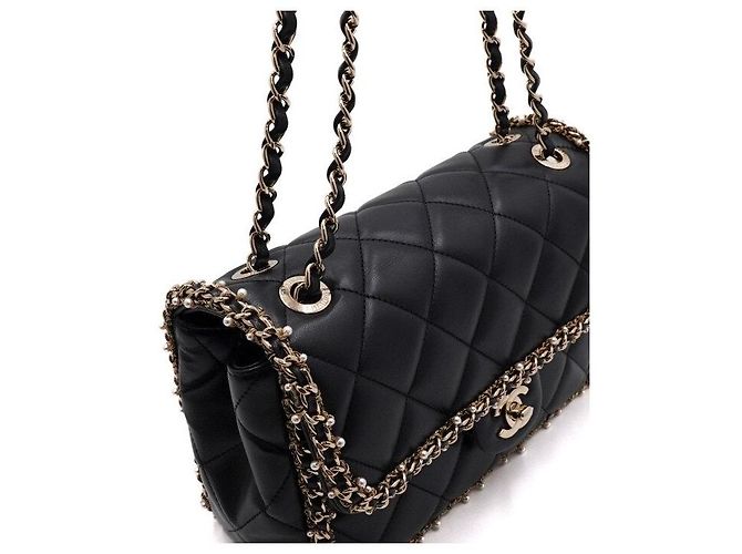 Chanel Borsa a tracolla in pelle d'agnello nera con logo CC dorato, patta, perle e catena dorata Nero - vista 11
