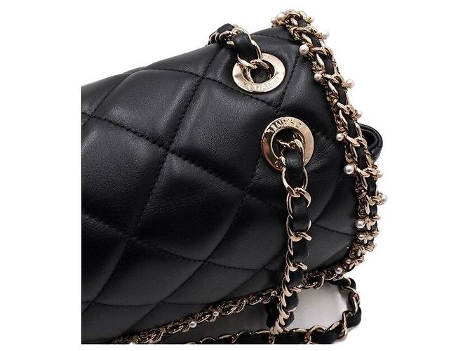 Chanel Borsa a tracolla in pelle d'agnello nera con logo CC dorato, patta, perle e catena dorata Nero - vista 12