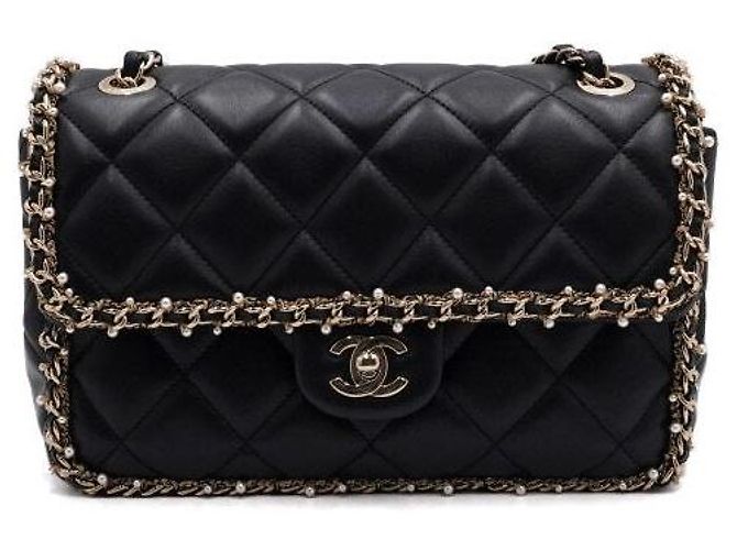 Chanel Borsa a tracolla in pelle d'agnello nera con logo CC dorato, patta, perle e catena dorata Nero - vista 2