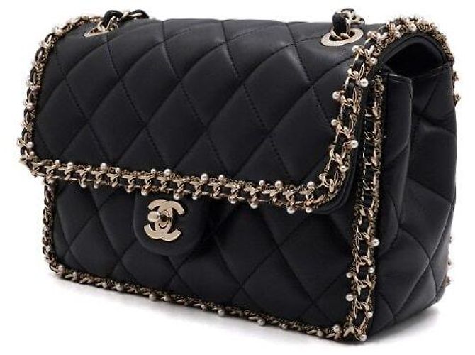 Chanel Borsa a tracolla in pelle d'agnello nera con logo CC dorato, patta, perle e catena dorata Nero - vista 3
