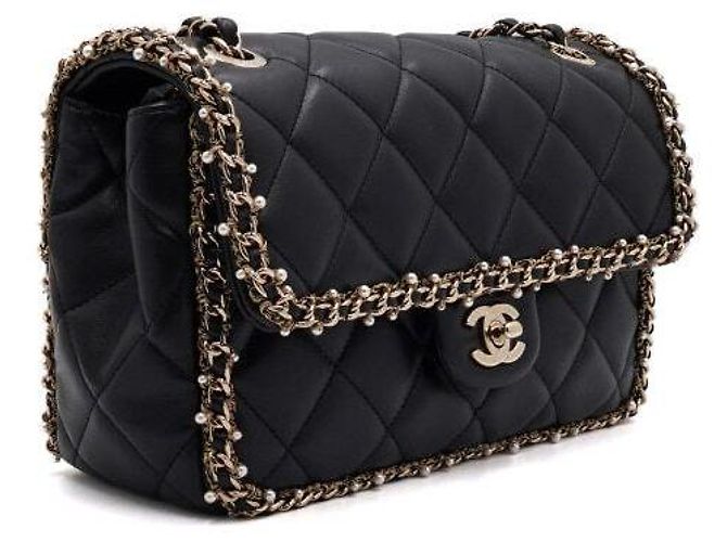 Chanel Borsa a tracolla in pelle d'agnello nera con logo CC dorato, patta, perle e catena dorata Nero - vista 4