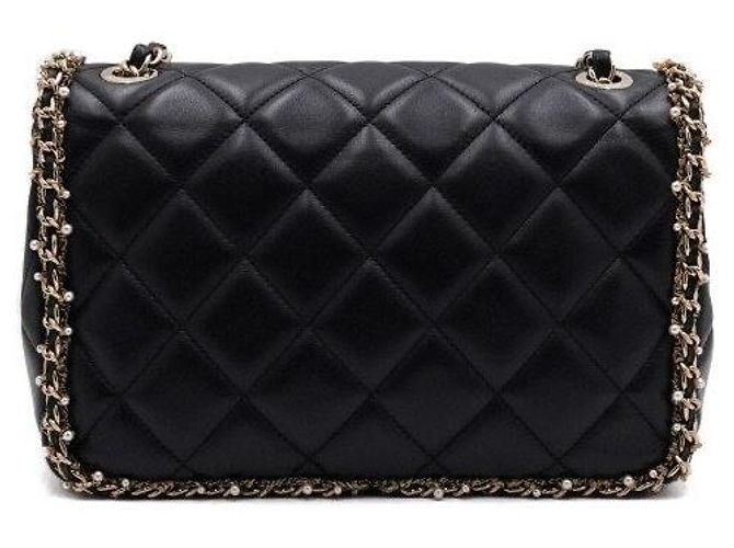 Chanel Borsa a tracolla in pelle d'agnello nera con logo CC dorato, patta, perle e catena dorata Nero - vista 5