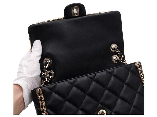 Chanel Borsa a tracolla in pelle d'agnello nera con logo CC dorato, patta, perle e catena dorata Nero - vista 6
