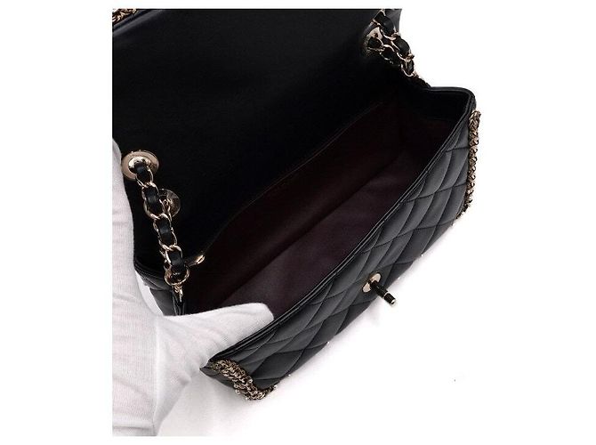 Chanel Borsa a tracolla in pelle d'agnello nera con logo CC dorato, patta, perle e catena dorata Nero - vista 7